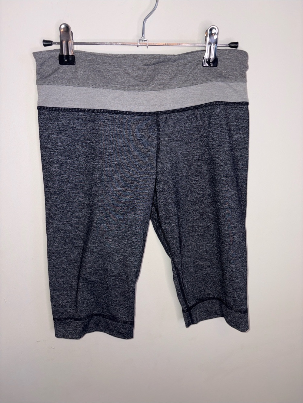 🚨 Lulu🍋 Dark Heather Gray Cropped Capris - Picture 3 of 5